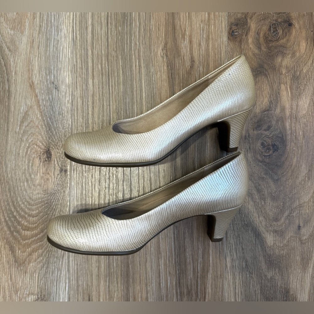 Aerosoles Nice Play Gold Textured Pumps Size 6.5M NWOB - Picture 5 of 6